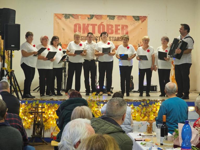 Október - mesiac úcty k starším